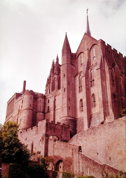 Pohled na vchod do opatství, chráněného barbakánem, s Tour des Corbins od French School