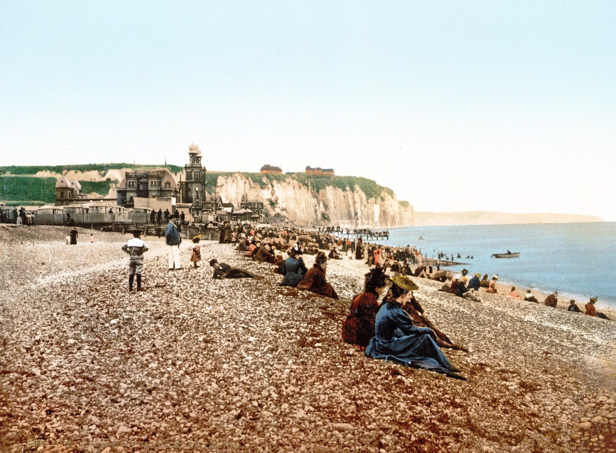 Pláž a bílé útesy v Dieppe, 1890-1900 od French Photographer