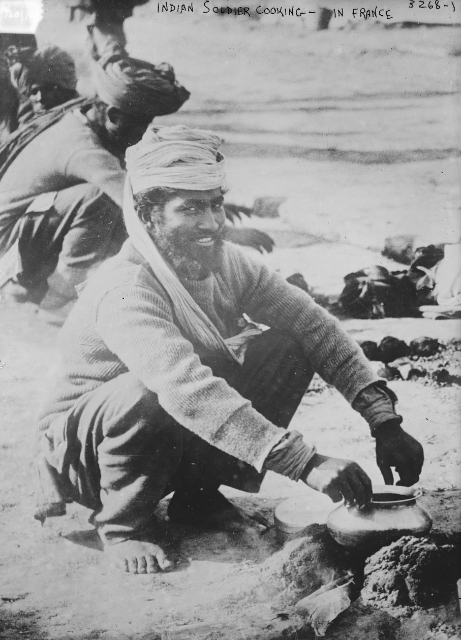 Indický voják vařící ve Francii, 1914-15 od French Photographer