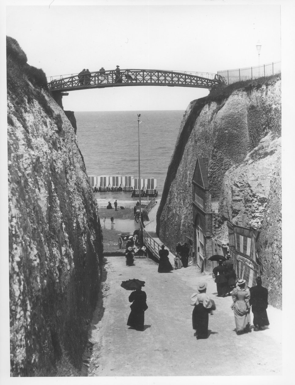 Newgate Gap, Margate, cca 1900 (černobílá fotografie) od French Photographer