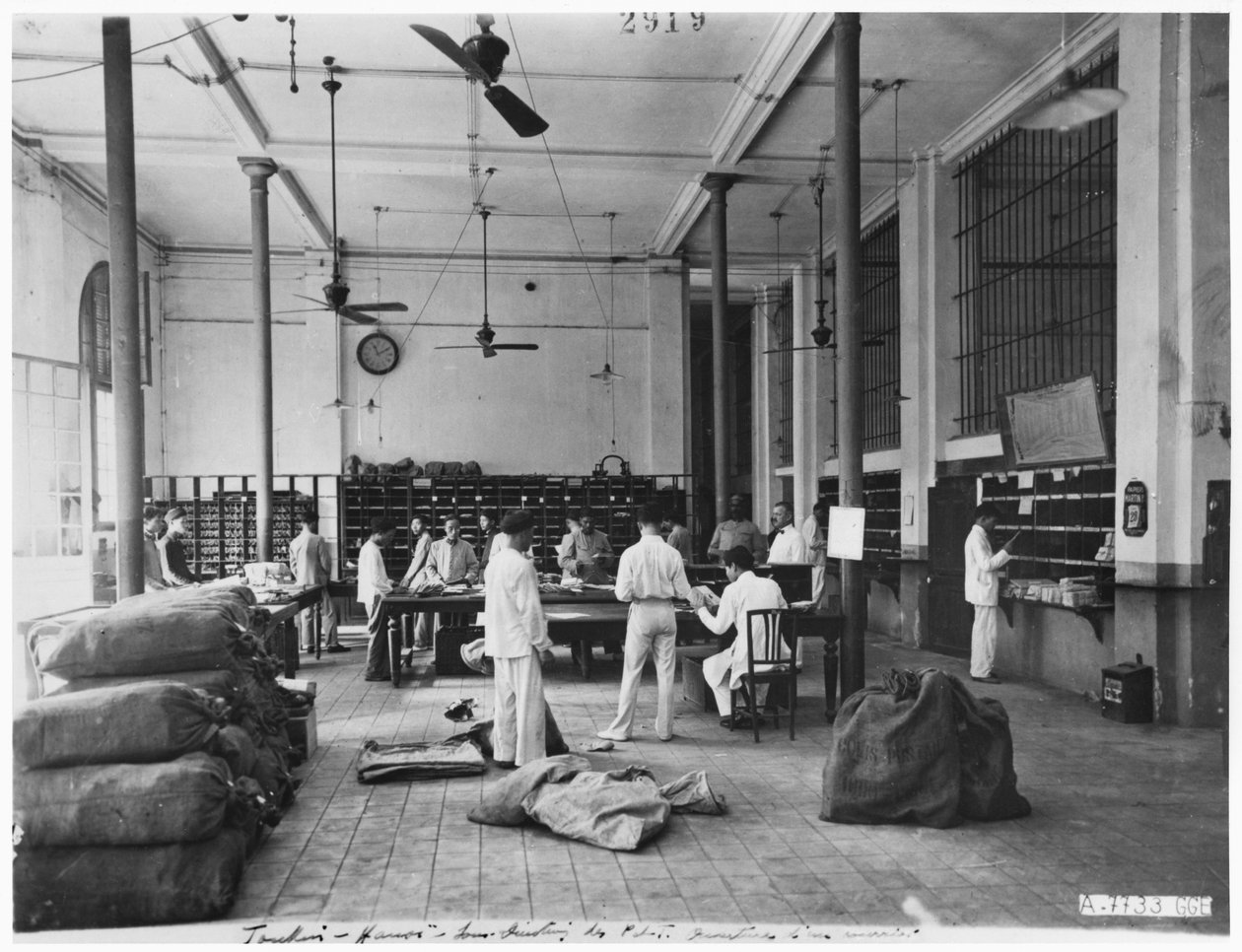 Pošta v Hanoji, c.1920 od French Photographer