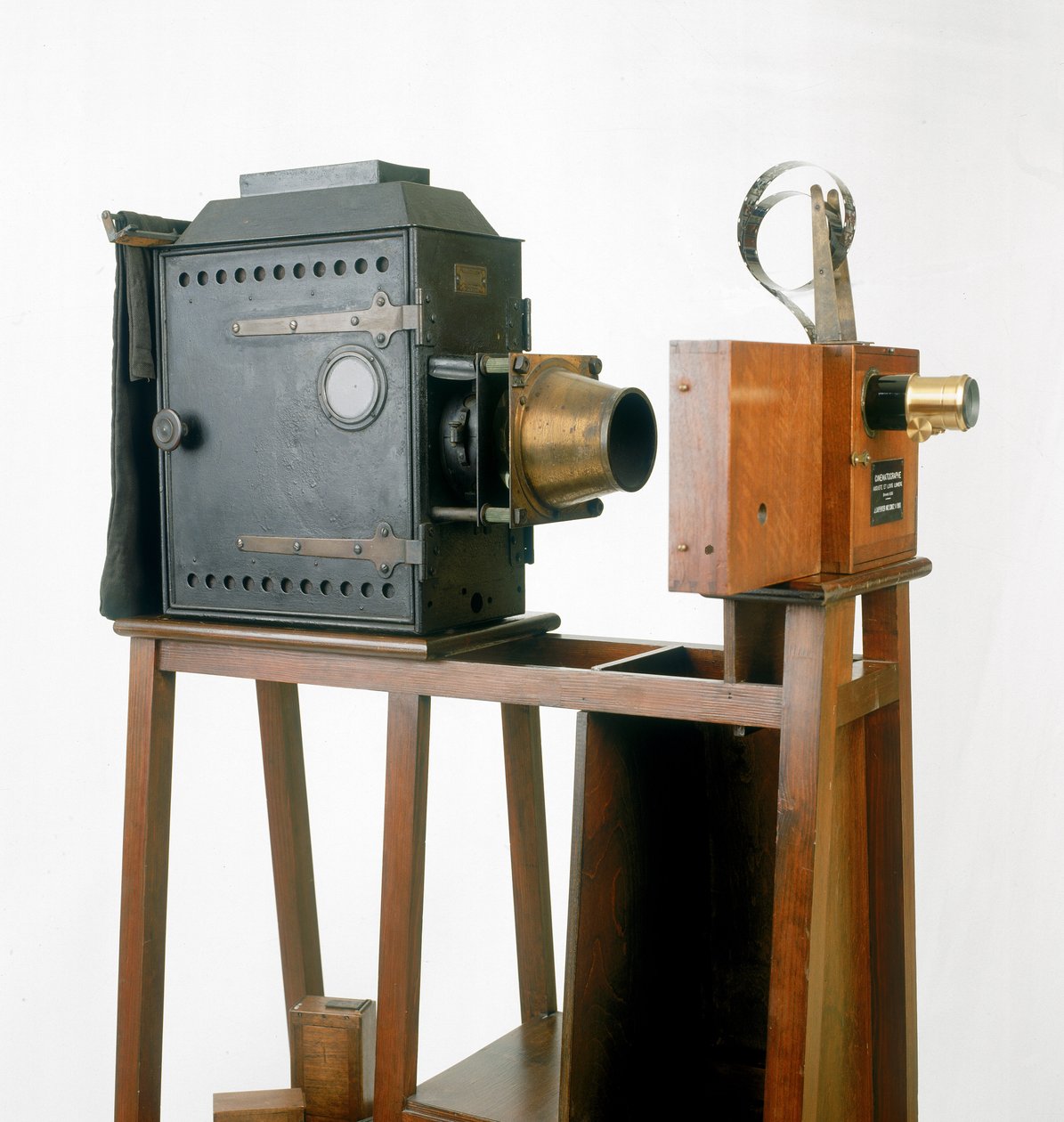 2umiere cinematographe, 1895 (dřevo a kov) od French School