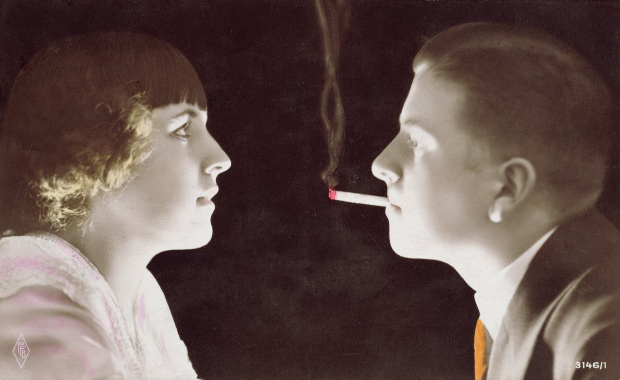 Pár s cigaretou, 1917 od French School