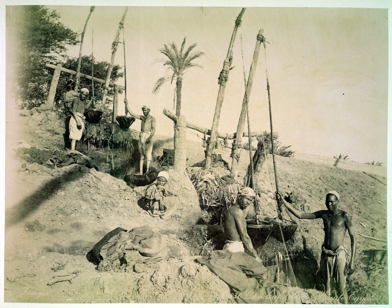 Shadufs v Horním Egyptě (sépiová fotografie) od G. Lekegian