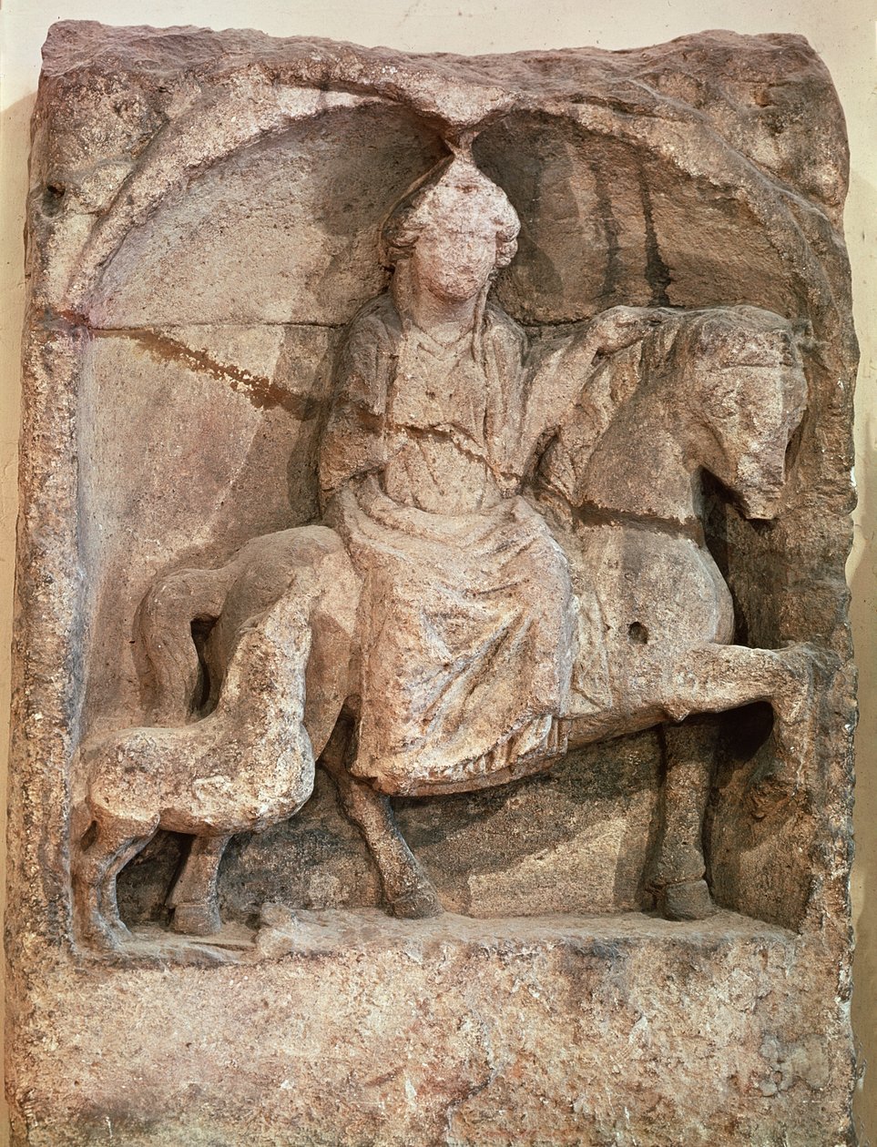 Reliéf představující Eponu, galskou bohyni a ochránkyni koní, jezdců a cestovatelů, z Mellicey, Saone-et-Loire, cca 50 př. nl-400 n. l. od Gallo Roman