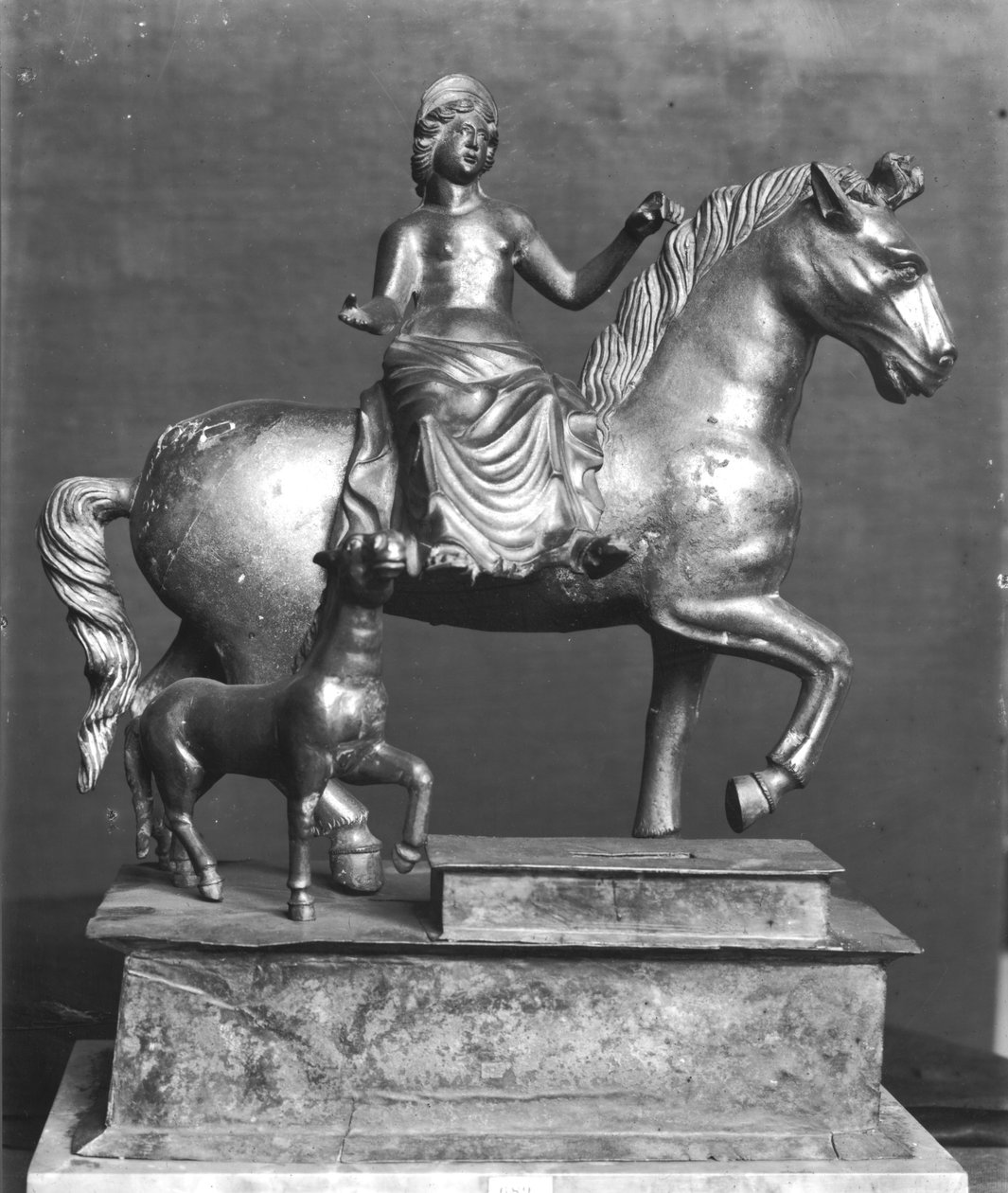 Soška Epony, galské bohyně, ochránkyně koní, jezdců a cestovatelů, z La Sarrazine, Jura, cca 50 př. nl-400 n. l. (bronz) od Gallo Roman
