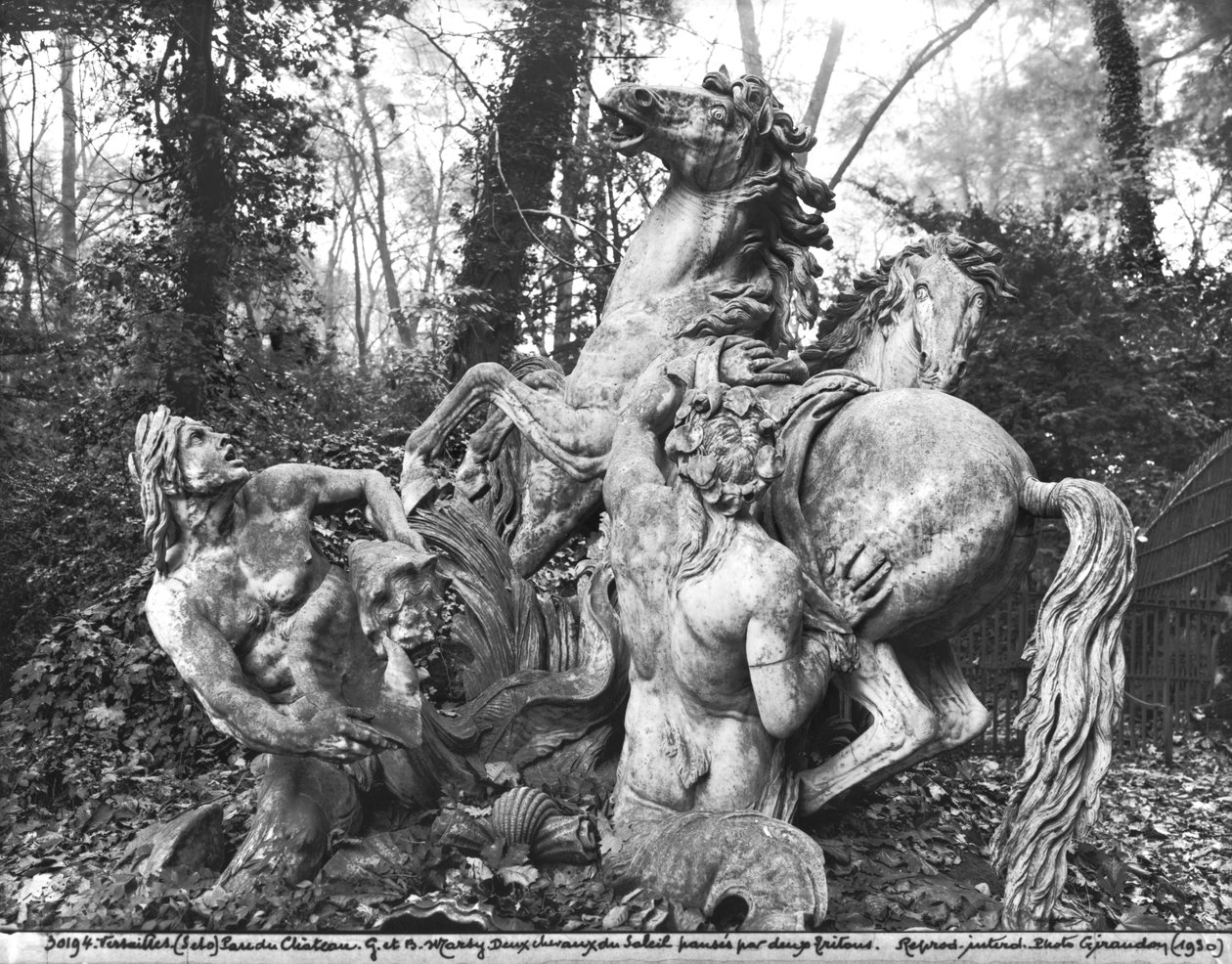 Tritoni ošetřující dva sluneční koně v háji Apollónových lázní, asi 1667-72 (mramor) od Gaspard and Balthazar Marsy