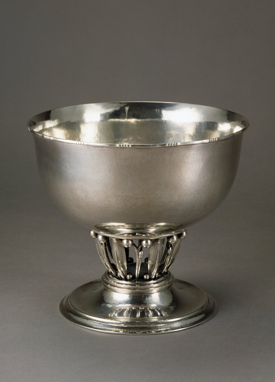 Tepaná a dlabaná stříbrná mísa na ovoce od Georg Jensen
