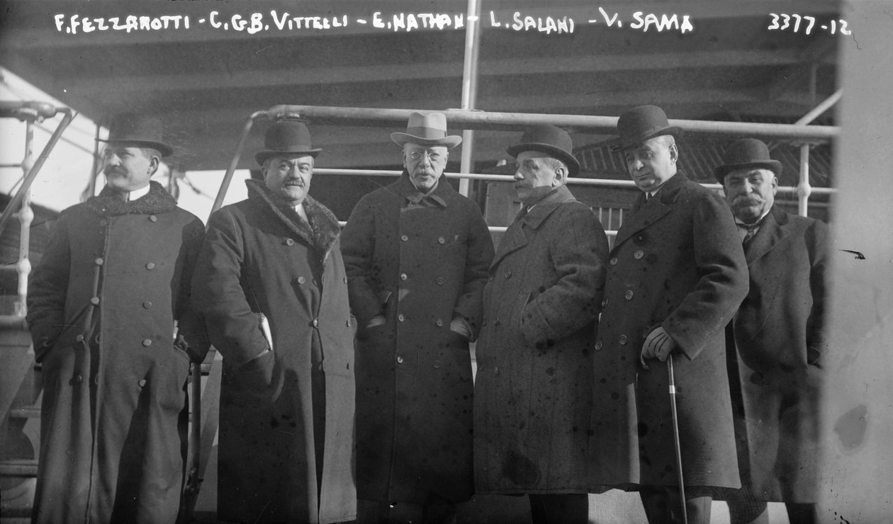 F. Fezzarotti, C.G.B. Vittelli, E. Nathan, L. Salani a V. Sama na zaoceánském parníku Amerika z Itálie do New Yorku, 1915 od George Grantham Bain