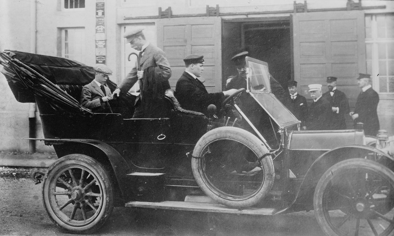 Princ z Walesu v závodech Zeppelin ve Friedrichshafenu, 1913 od George Grantham Bain