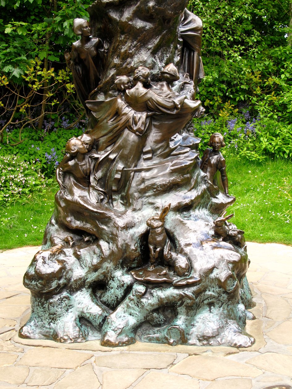 Podstavec, detail sochy Petra Pana, bronz 1912 od George James Frampton