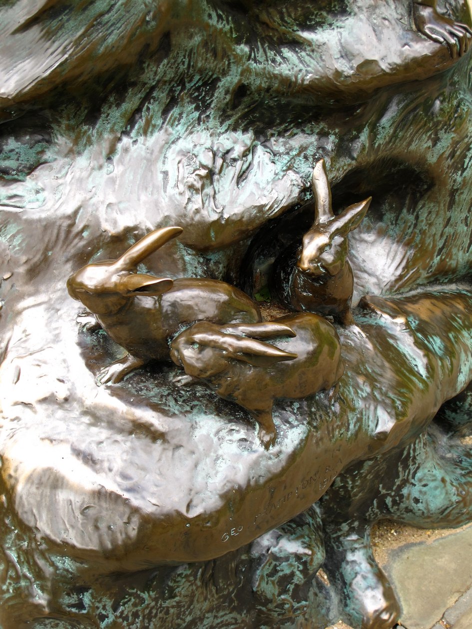 Králíci, detail ze sochy Petra Pana, 1912 (bronz) od George James Frampton