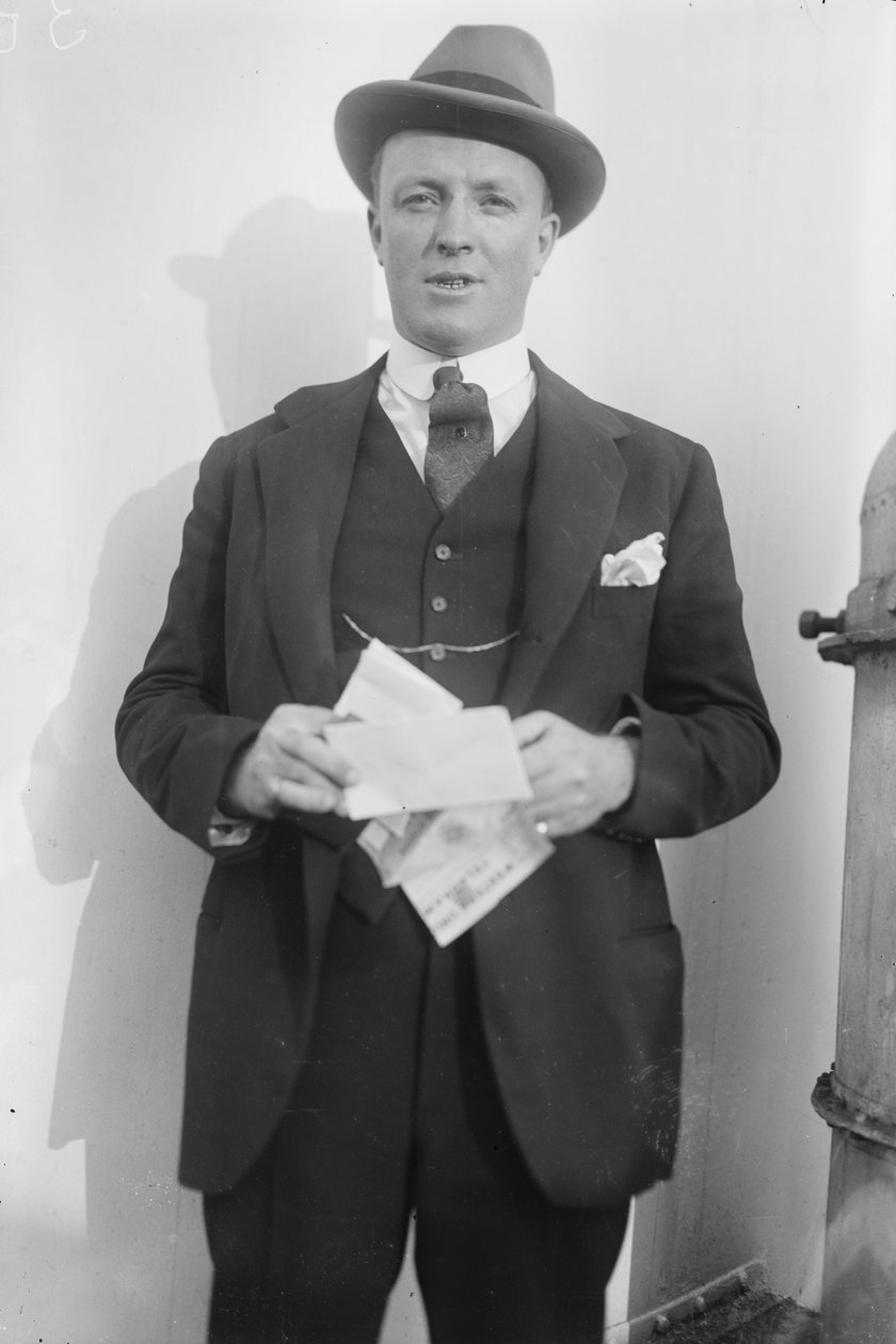 Hugh Walpole, kolem roku 1920 od George Grantham Bain
