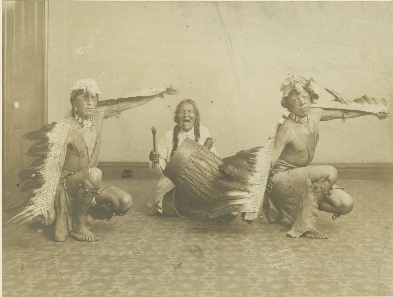 Tři účinkující od Gerhard Sisters Studio