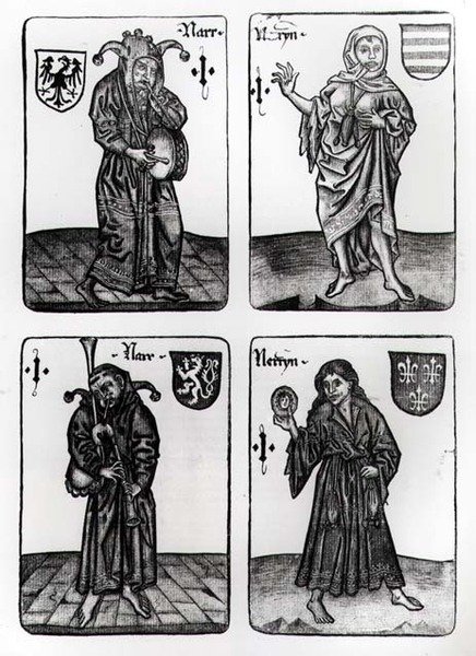 Hrací karty zobrazující Blázna v různých barvách od German School