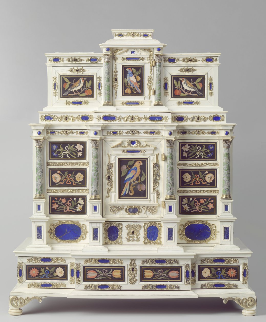 Skříň vyrobená v Augsburgu, cca 1660-70 (intarzované dřevo) od German School