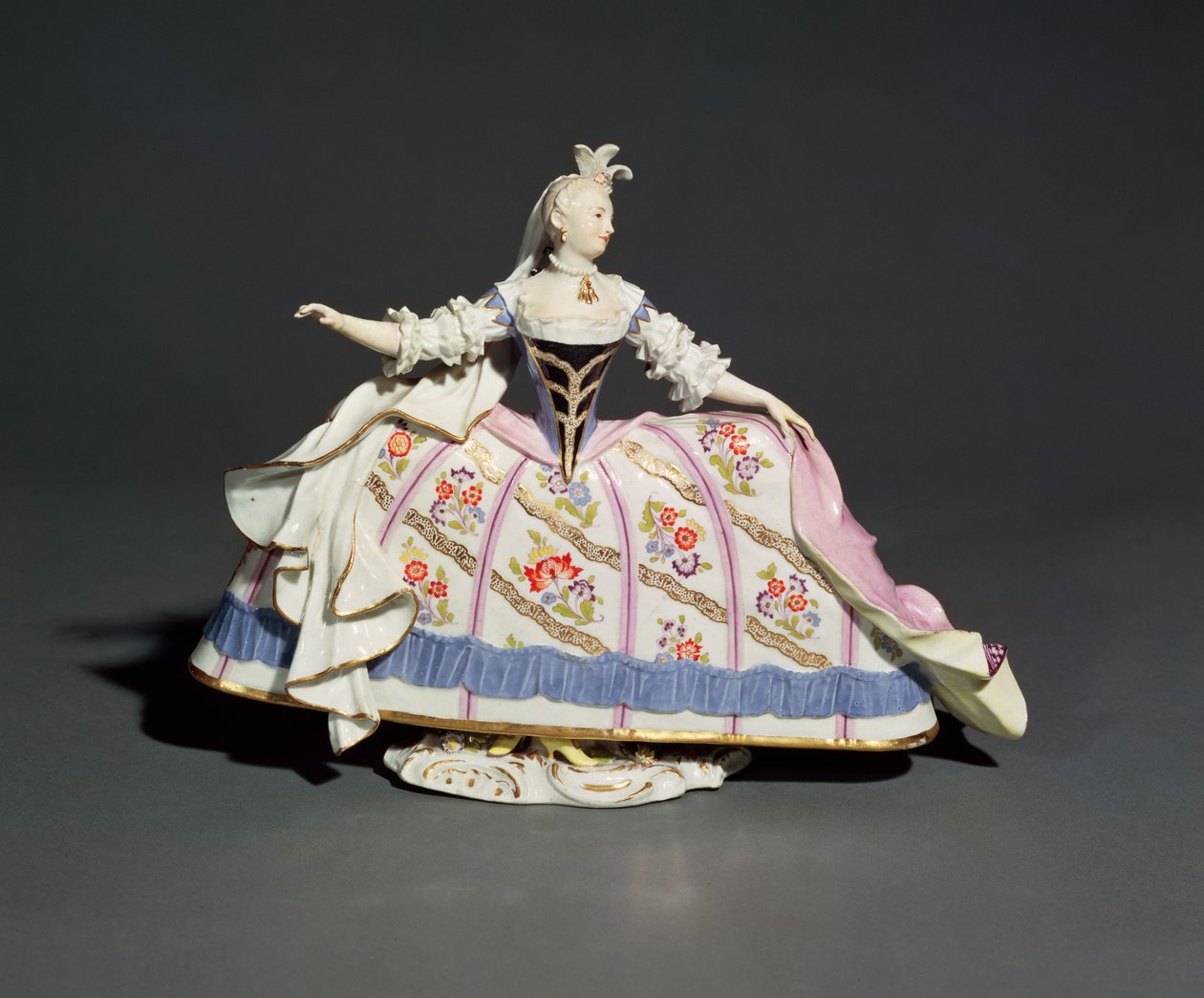 Míšeňská postava ženy (porcelán) od German School