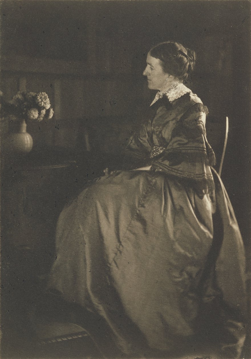 [Autoportrét se stolem a květinami] od Gertrude Käsebier