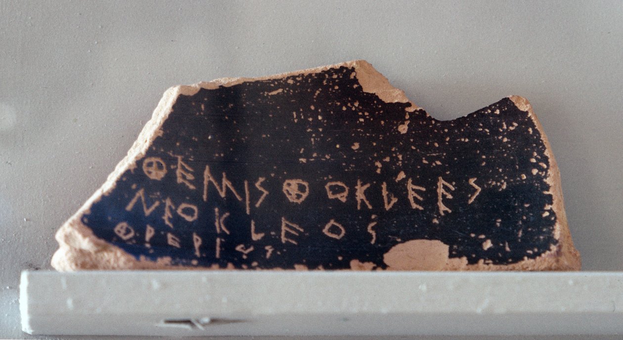 Ostrakon se jménem Themistokles, kolem 472 př.nl (keramika) od Greek