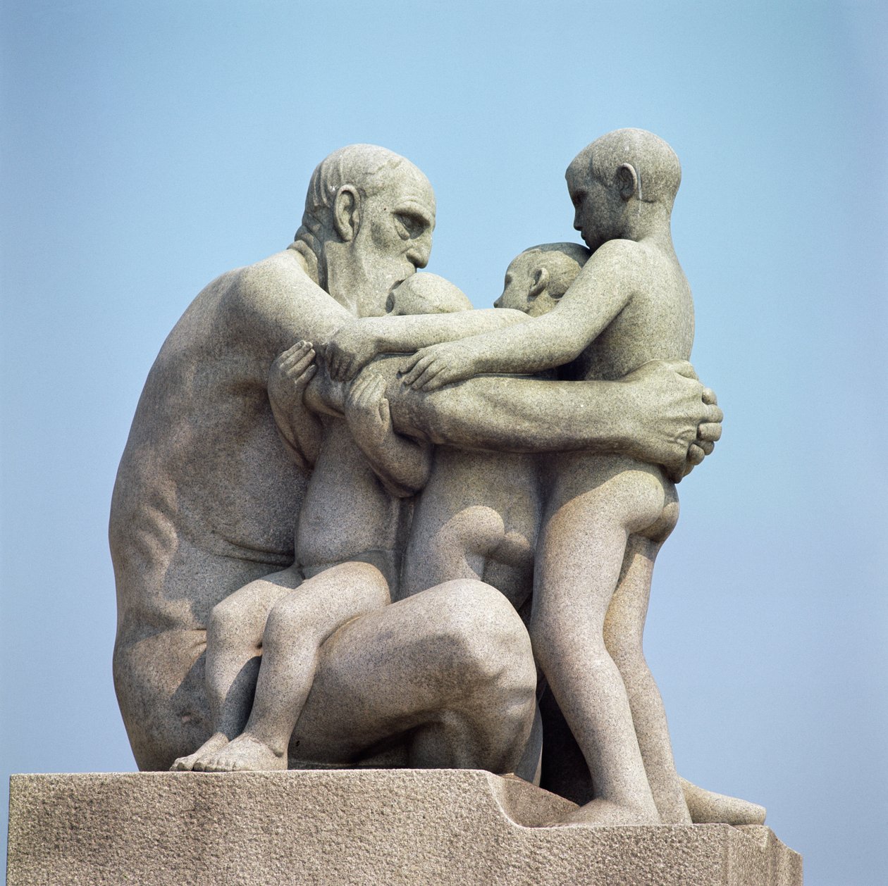 Starý muž objímá čtyři mladé chlapce od Gustav Vigeland