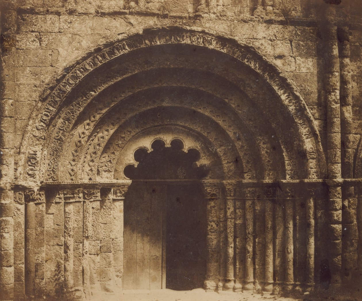 Střední portál Aubeterre, 1851. od Gustave Le Gray