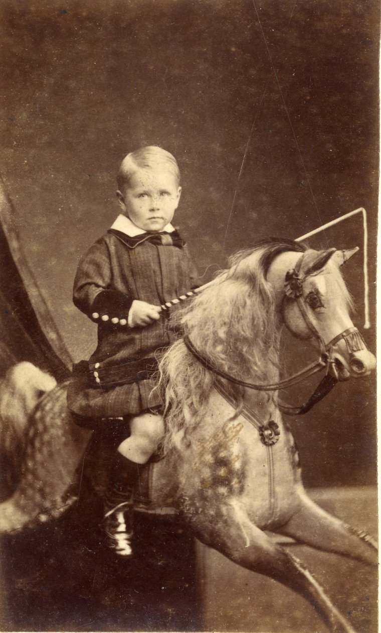 Mladý chlapec s bičem na houpacím koni, 70. léta 19. století (tisk alba) od H. A. Chapman