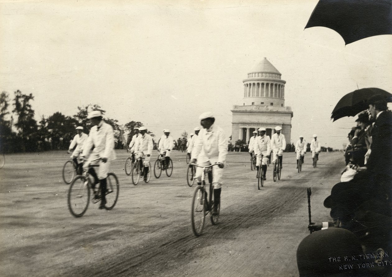 Cyklisté na Riverside Drive, poblíž Grant