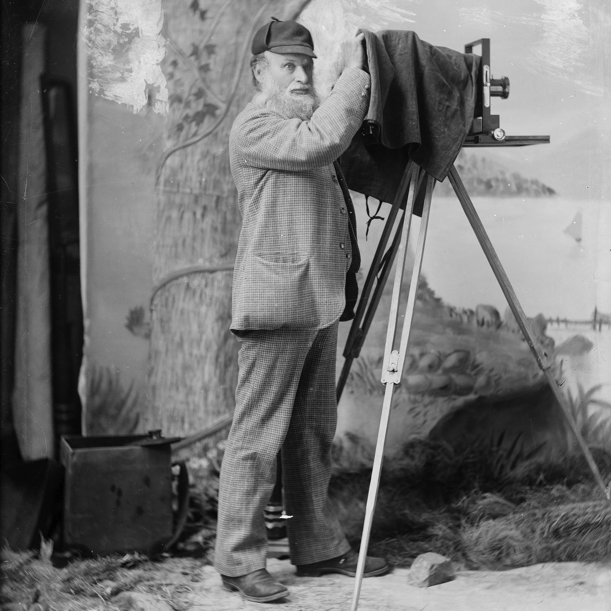 Fotograf Richard Maynard s polní kamerou na stativu ve studiu Hannah Maynards, Victoria, BC, 1890 (černobílá fotografie) od Hannah Maynard