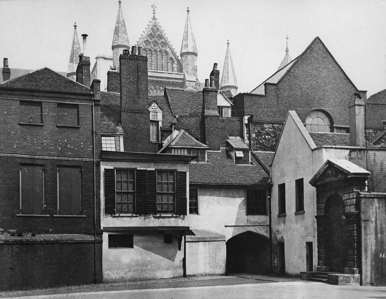 Malý děkanský dvůr, exteriér z ambitů, kolem roku 1882 od Henry Dixon