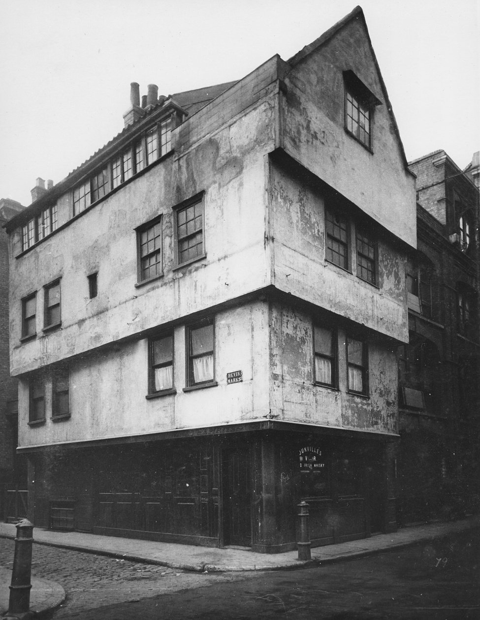 The Golden Axe Inn, na rohu St. Mary Axe a Bevis Marks, poblíž Bishopsgate, c.1883 od Henry Dixon