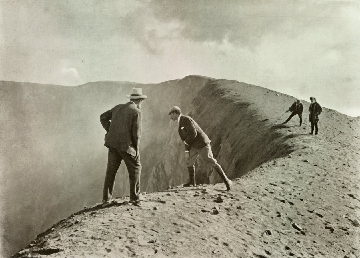 Na okraji kráterů, Asama-Yama, 1910. od Herbert Ponting