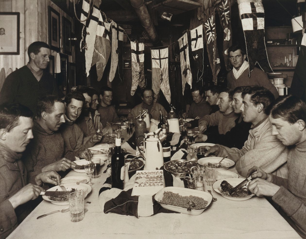 Večeře během zimního dne, 22. června od Herbert Ponting