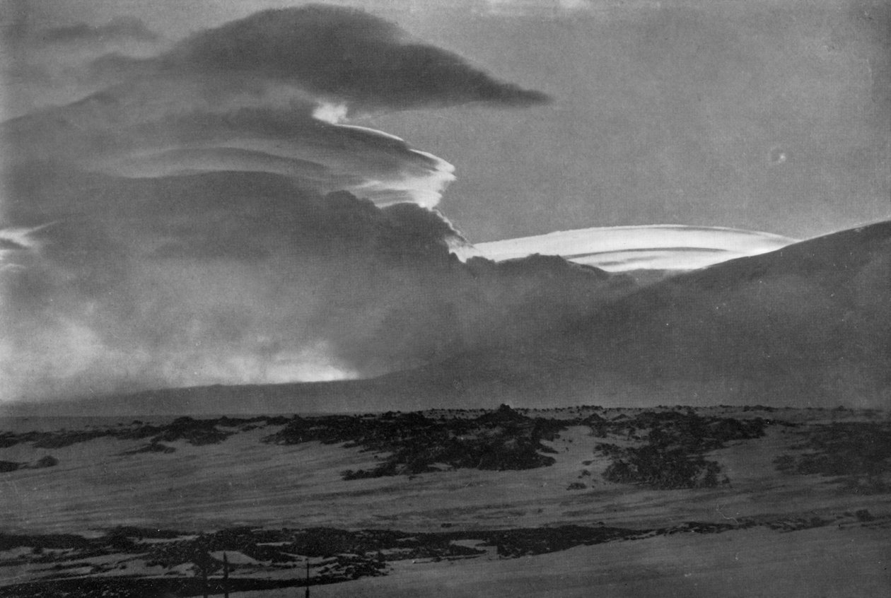 Velrybí mraky nad horou Erebus, c19101913, 1913. od Herbert Ponting