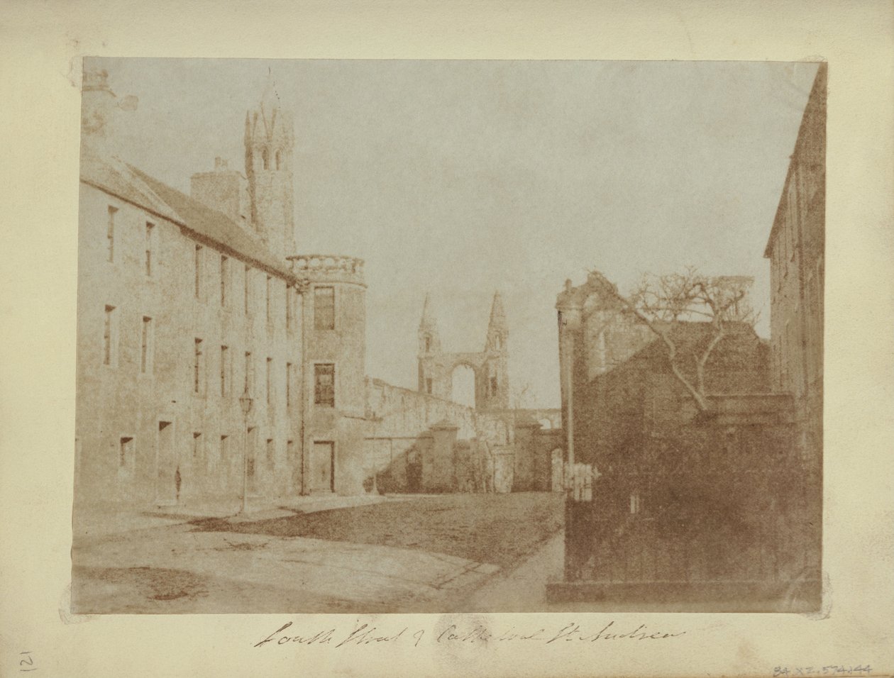East End of South Street, St. Andrews, s ruinami katedrály v dálce od Hill and Adamson