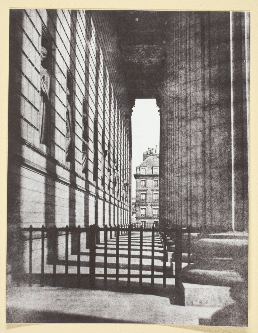 Kolonáda kostela Madeleine od Hippolyte Bayard