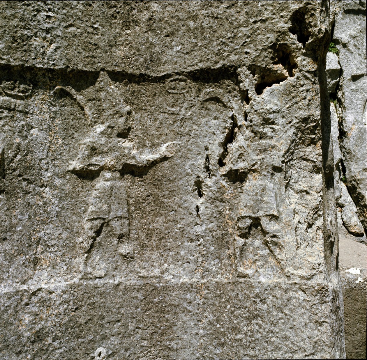 Nízký reliéf se dvěma znaky. Kolem 1250-1220 př.n.l. od Hittite