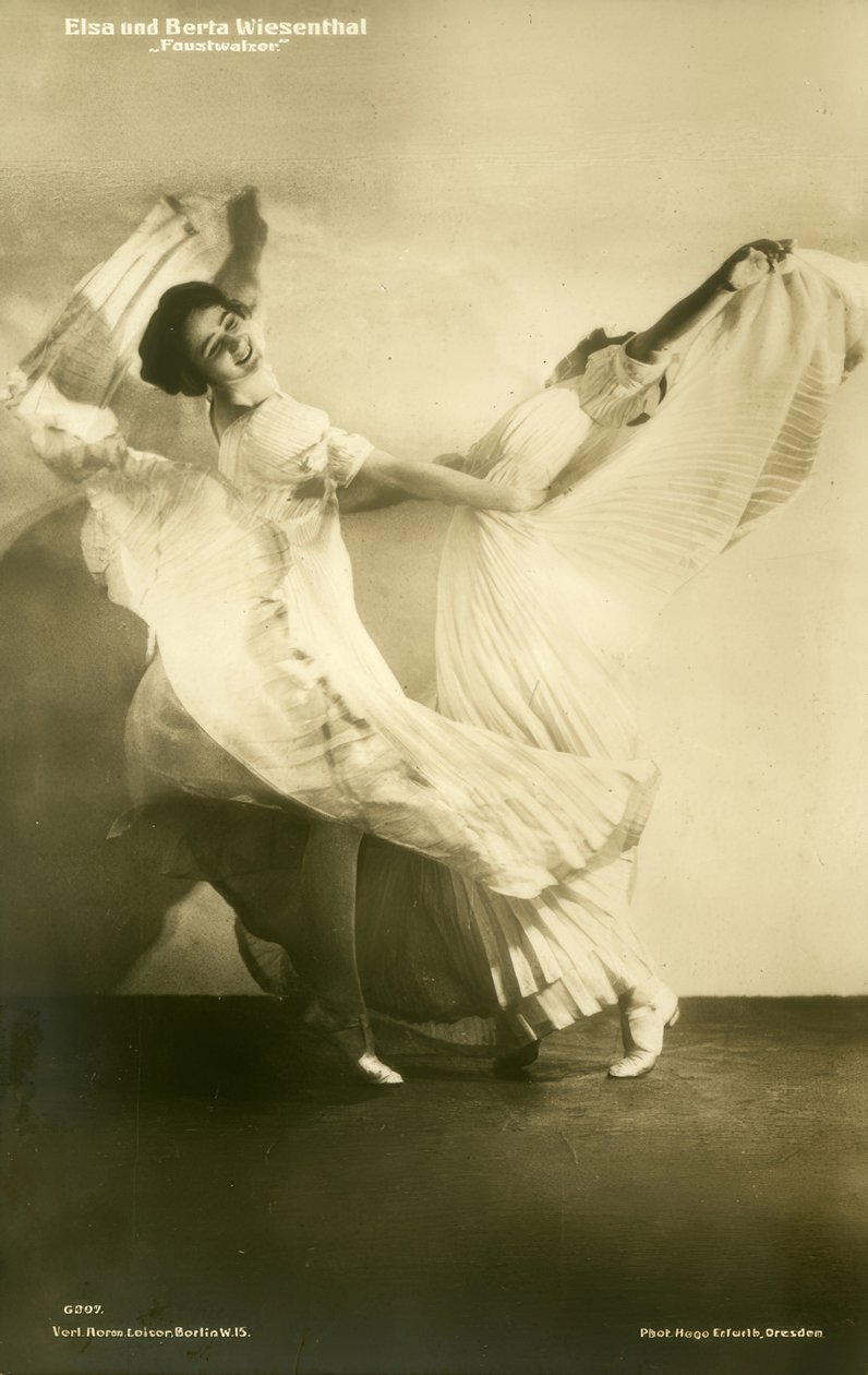 Elsa a Berta Wiesenthalové / fotopohlednice od Hugo Erfurth