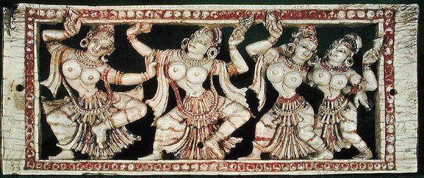Reliéf zobrazující čtyři tanečníky od Indian School