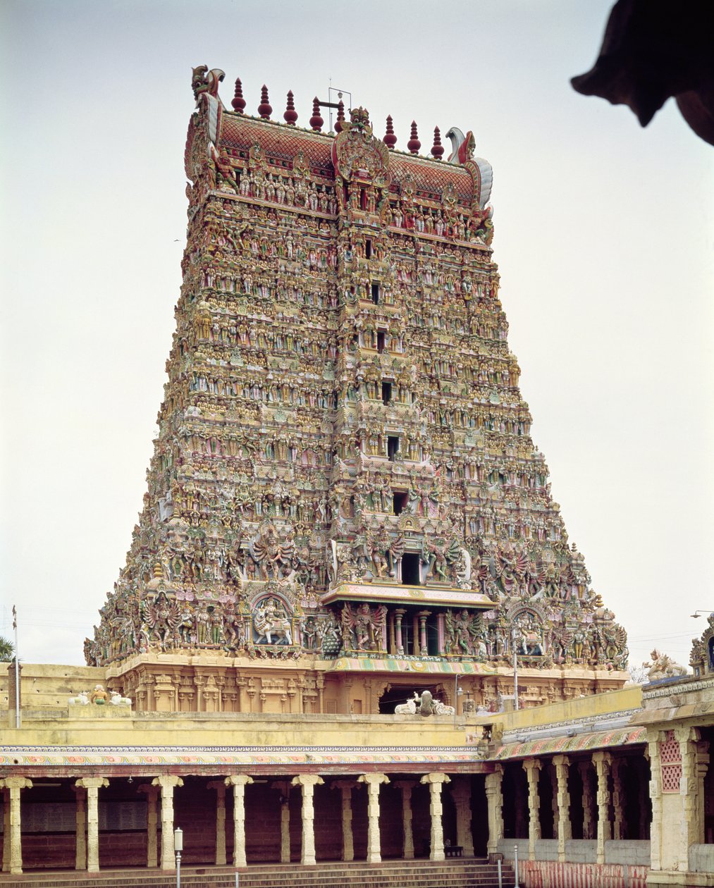Pohled na vyřezávaný exteriér jižní gopuram od Indian School