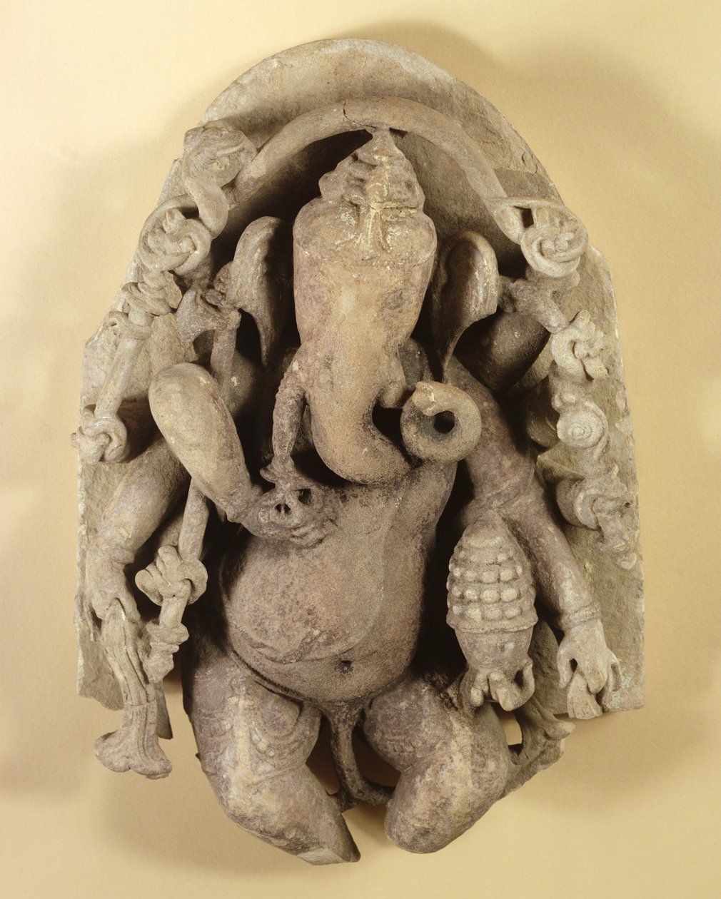 Postava Ganapatiho, dynastie Chandella (pískovec) od Indian School