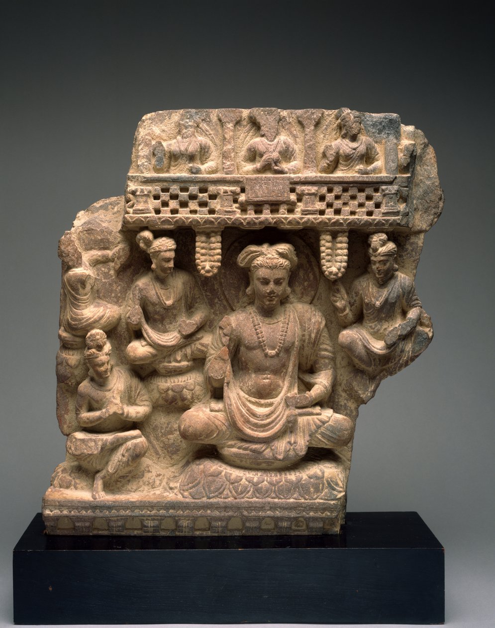 Maitreya (šedá břidlice s růžovým pískovcem) od Indian School