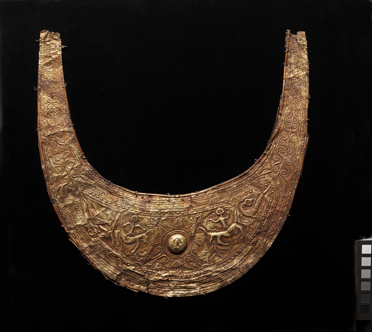 Ornament ve tvaru půlměsíce (tobelo) od Indonesian School