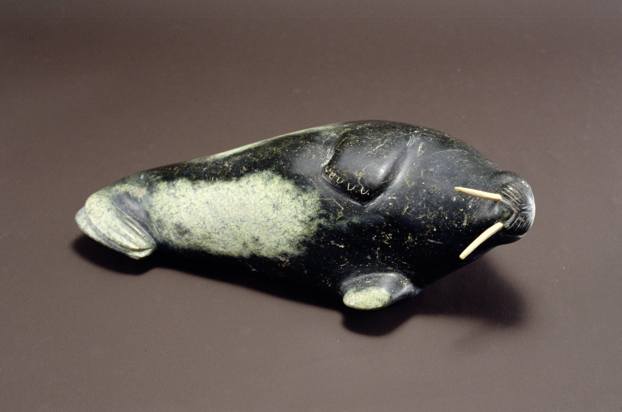 Mrož, z Cape Dorset (mýdlový kámen) od Inuit School
