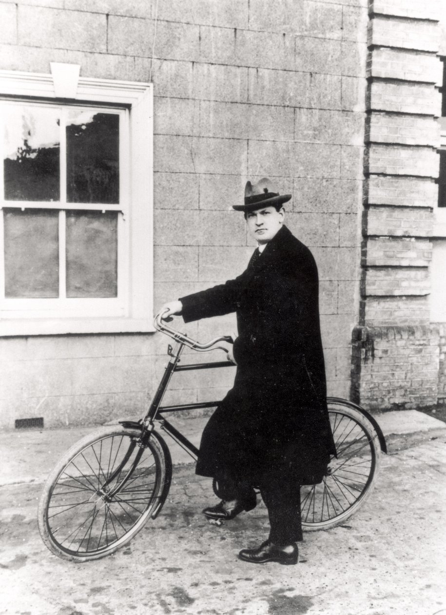 Michael Collins (1870-1922) se svým slavným kolem od Irish Photographer