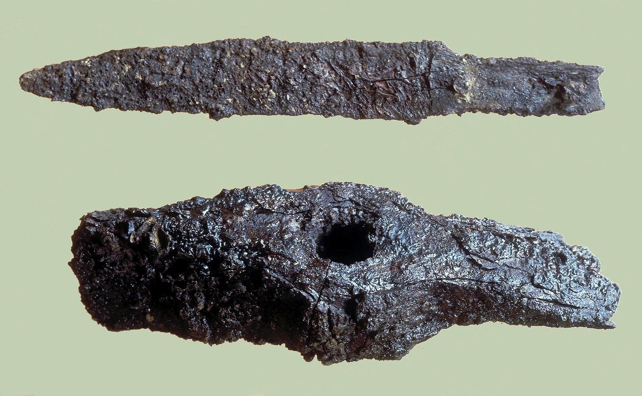 Sekera a nůž, nalezené ve vykopávkách města Davidova železa od Iron Age