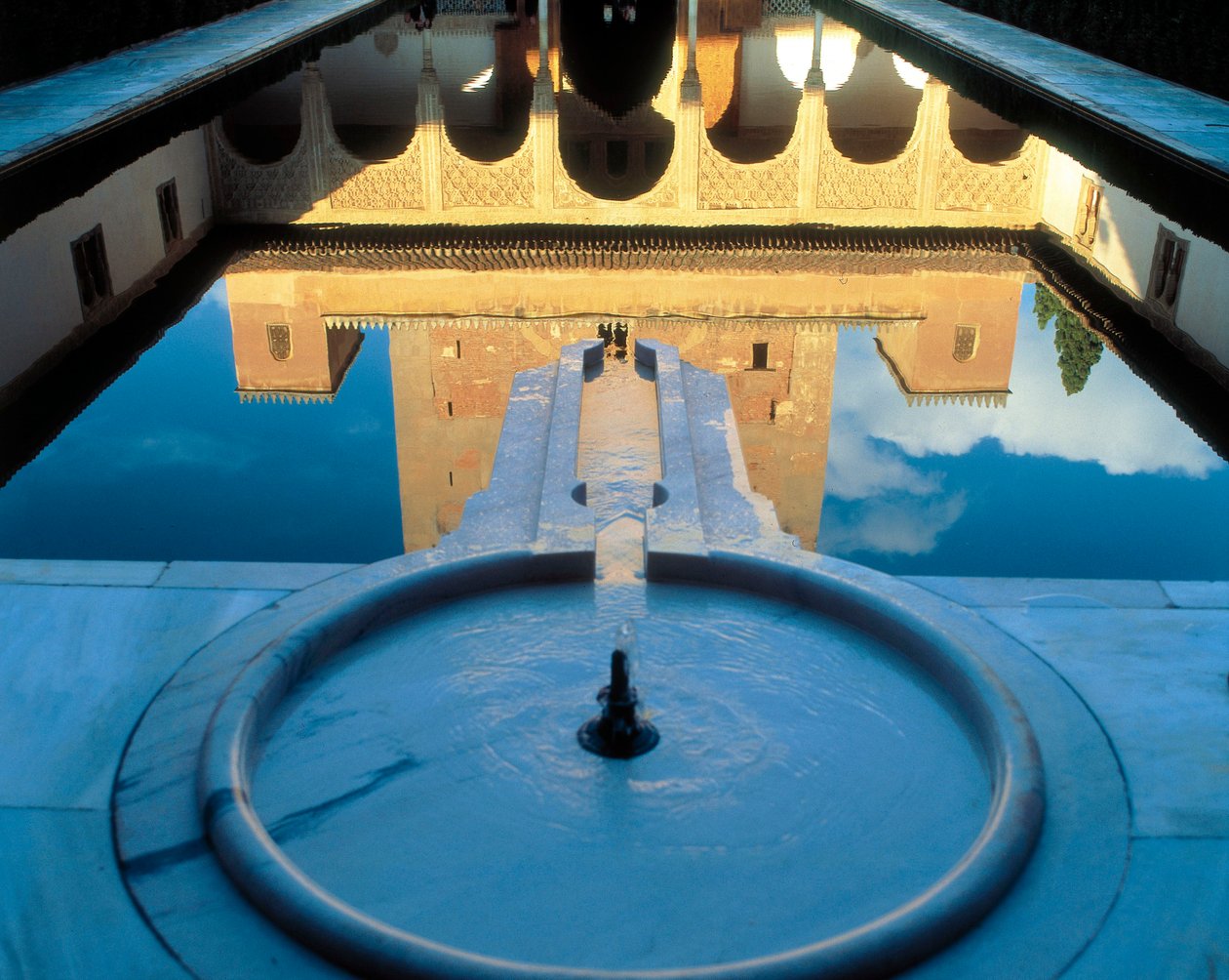 Court of the Myrtles, Comares Palace, Alhambra od Islamic School