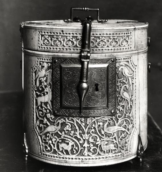 Válcová krabice s vyřezávanými zvířaty, maurská od Islamic School