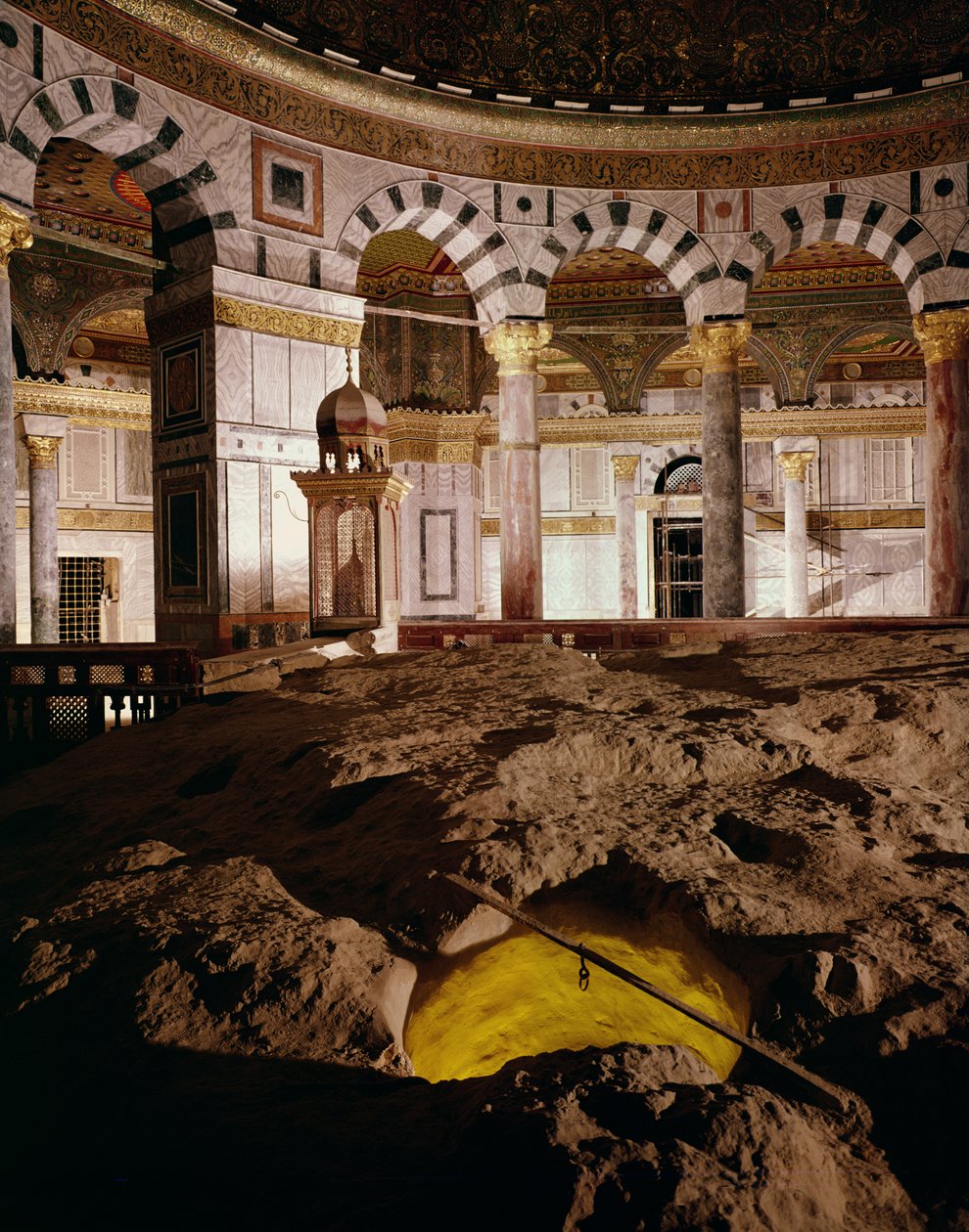 Vnitřní pohled na mešitu od Islamic School