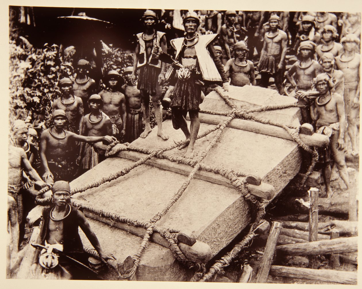 Nias lidé přepravující megalit, kolem roku 1920 od Italian Photographer