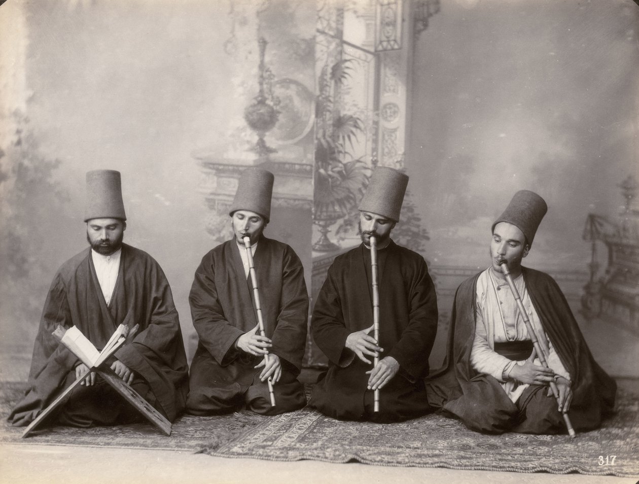 Tři dervišští hudebníci a zpěvák, Turecko, kolem roku 1890 od Italian Photographer